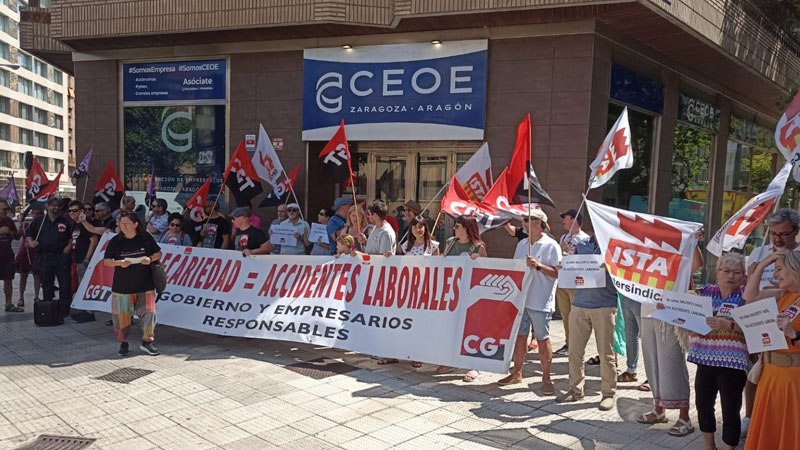 Sindicatos CGT, CNT, CUT, IA, ISTA y SOA concentrados delante de la sede de la  CEOE en Zaragoza