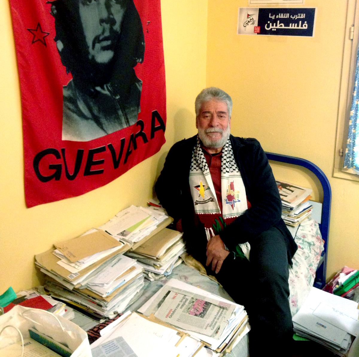 Georges Abdallah posando desde su celda.