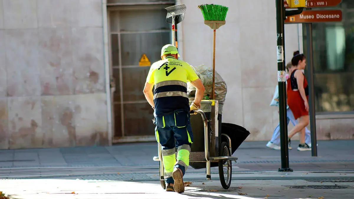 Contenedores de basura desbordados en las calles de Zaragoza durante las Fiestas del Pilar