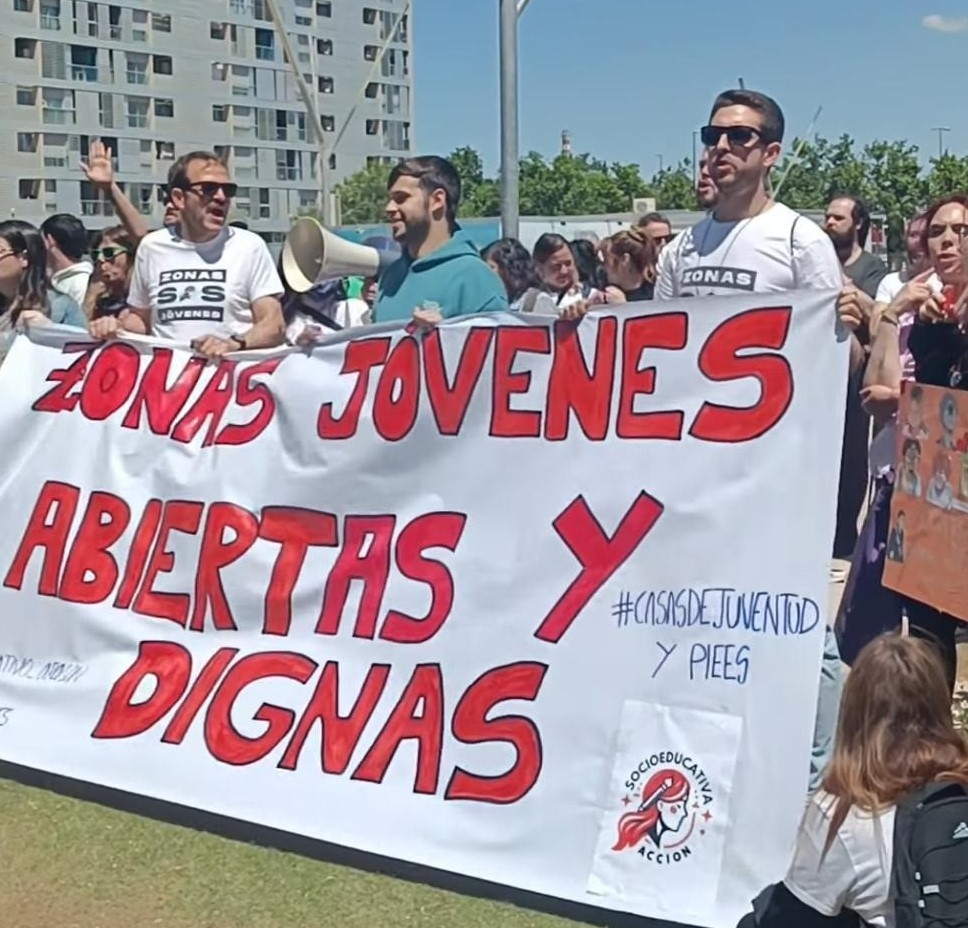 Trabajadores de las zonas jóvenes concentrados en la Azucarera (Zgz)