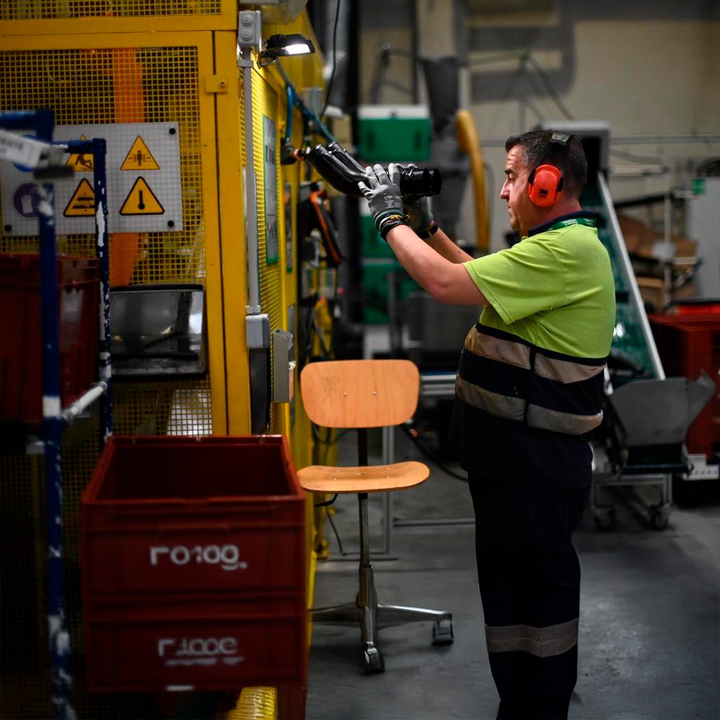 Operario trabajando en la fábrica de Mann+Hummel en Zaragoza
