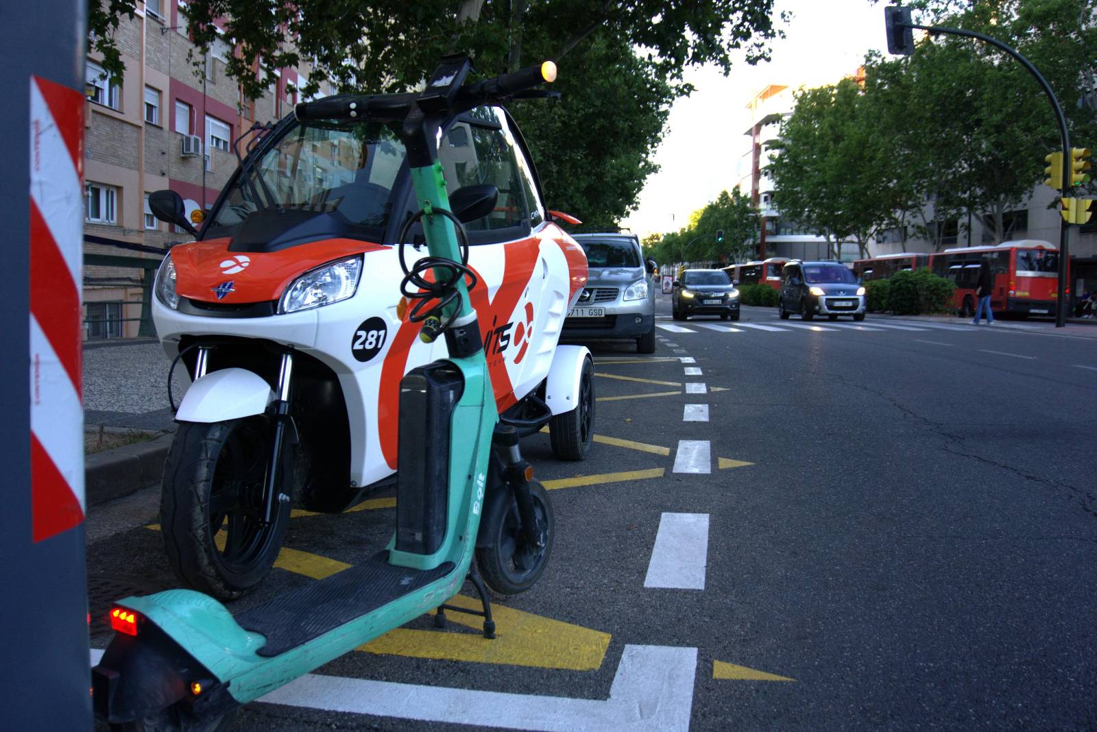 Nueva flota de triciclos eléctricos "Minits" en Zaragoza o como individualizar el derecho al transporte de la clase obrera.