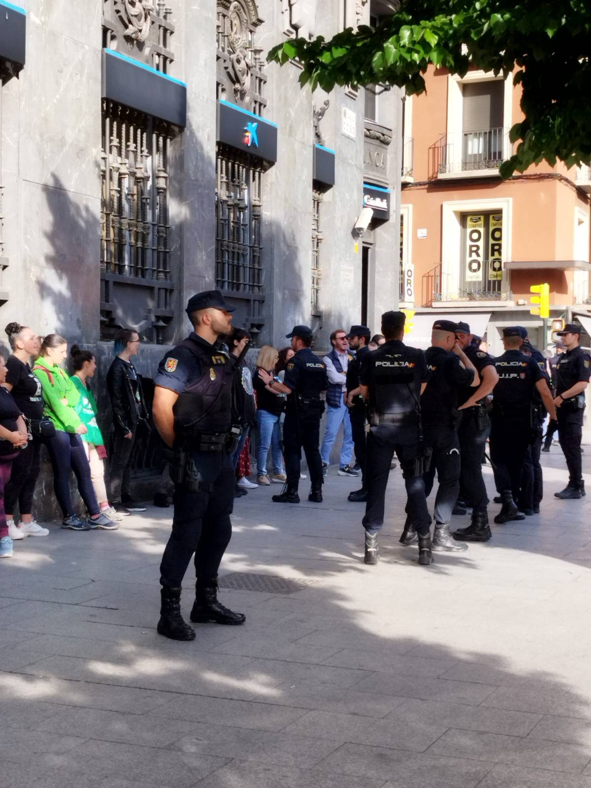 Miembros de la PAH rodeados por cuerpos de la policía nacional