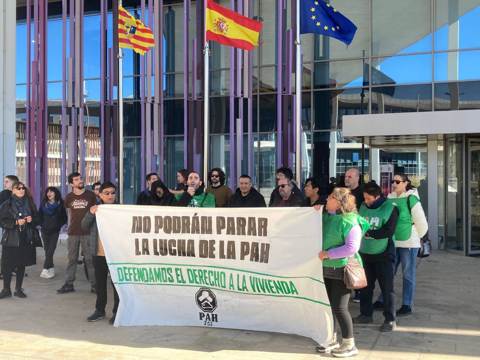 Miembros de la PAH concentrados en la ciudad de la justicia en los instantes previos al juicio