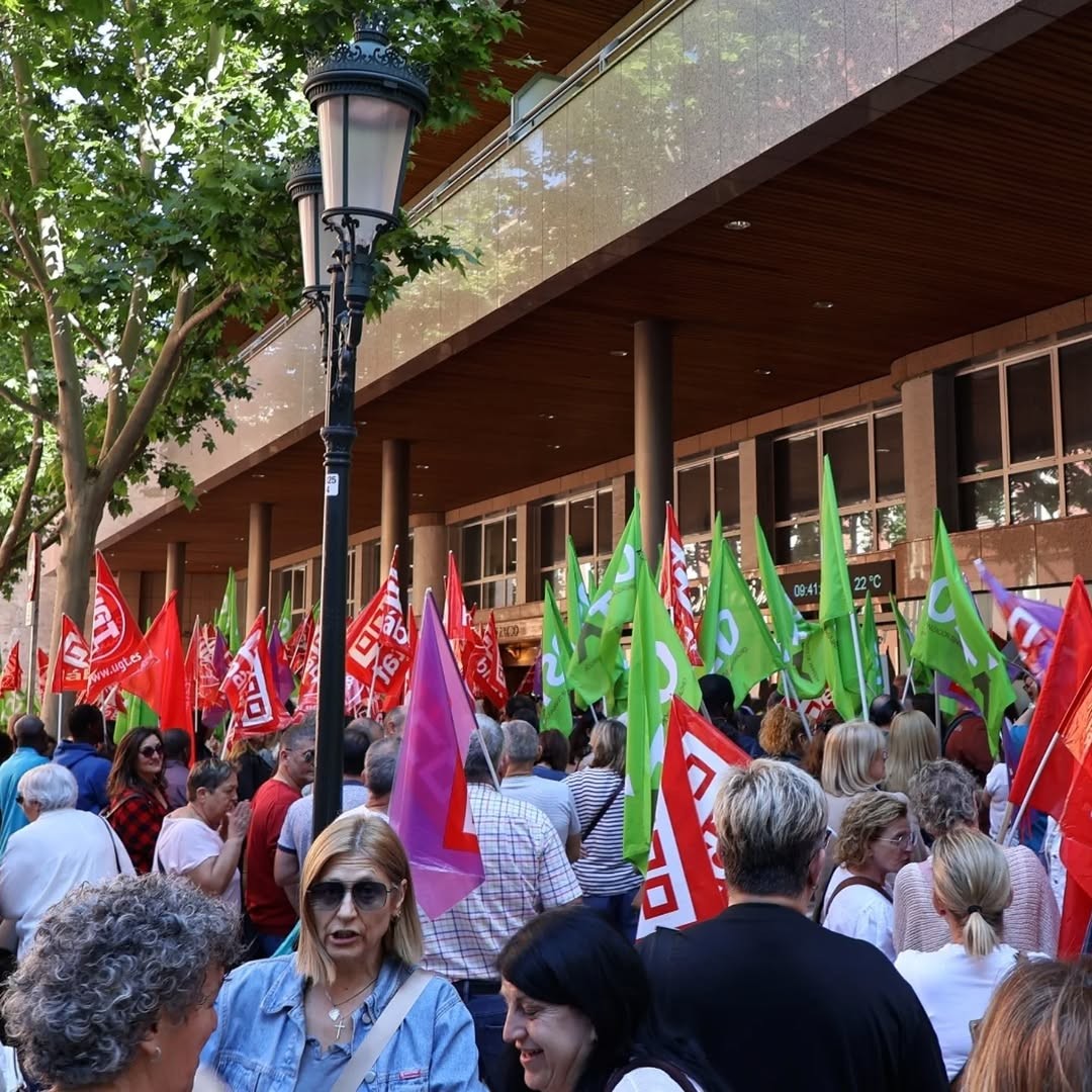 Fotografía de la concenctración en las puertas del SAMA Aragón.